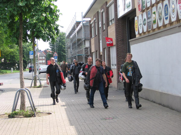een korte wandeling was met volle bepakking in de brande zon niet te doen, maar de pannekoeken maakten veel goed!